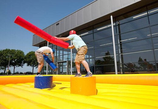 Castelo inflável com tema de jogo de gladiadores