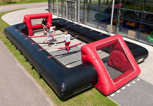 Jogo de pebolim com pessoas vivas