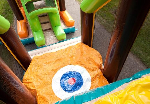 Salte em um castelo inflável de pista de obstáculos