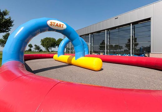 Autódromo com cor azul, amarela e vermelha