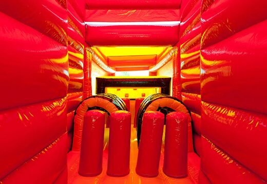 Obstáculos na pista de obstáculos do castelo inflável