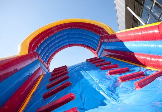 Subindo em uma pista de dança de banheira