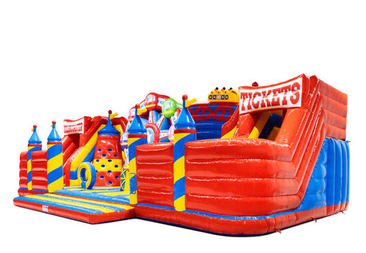 Lado do Slideworld rollercoaster com roda-gigante e bilhetes