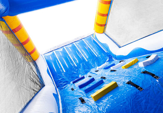 Circuito de obstáculos modular com tema de surf e parede de escalada