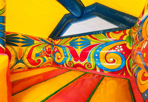 Flores amarelo-laranja no interior do Combo de Escorregador Ilha do Paraíso