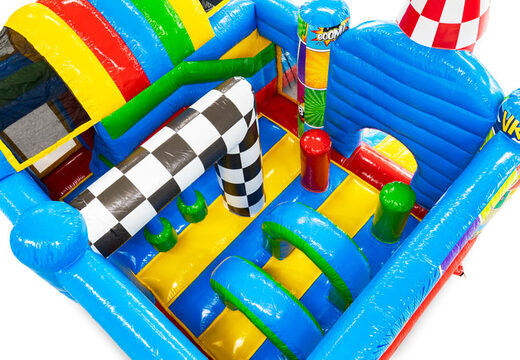 Interior do pula-pula multiplay com tema de quadrinhos, apresentando arcos e pilares