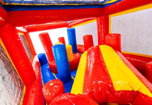 Buraco para rastejar e pilares no módulo para expansão de pista de obstáculos com tema de montanha-russa