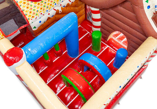 Interior do castelo insuflável Multiplay com arcos, pilares e sacos de pancadas