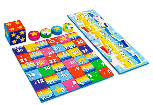 Conjunto de jogos colorido na parte de trás do Softplay no tema de unicórnio