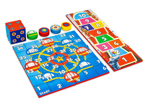 Conjunto de jogos colorido na parte de trás do Softplay no tema Rollercoaster