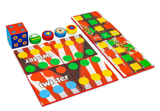 Conjunto de jogos colorido na parte da frente do Softplay no tema Rollercoaster