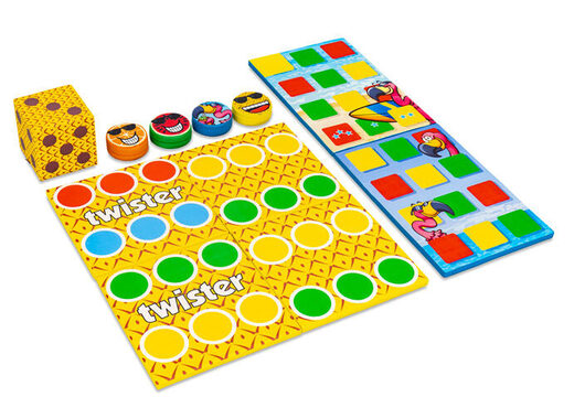 Conjunto de jogos colorido na parte de trás do Softplay no tema Flamingo Hawaii