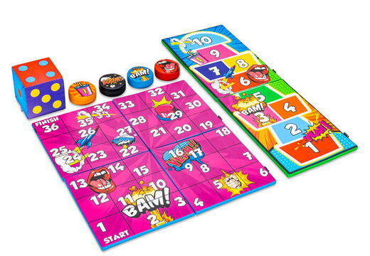 Conjunto de jogos colorido na parte da frente do Softplay no tema de quadrinhos