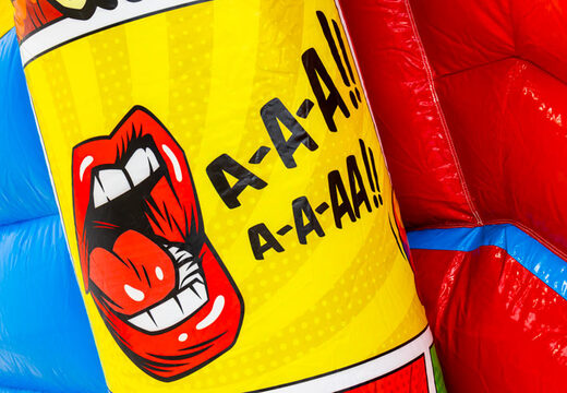 Ilustração de desenho animado no castelo inflável Doubleslide no tema Comic