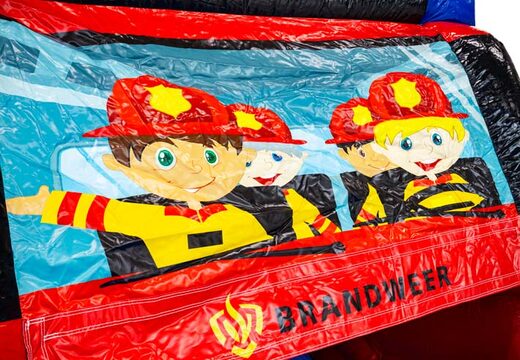 Castelo inflável com tema de praia e ilustração de bombeiros disponível para encomenda online