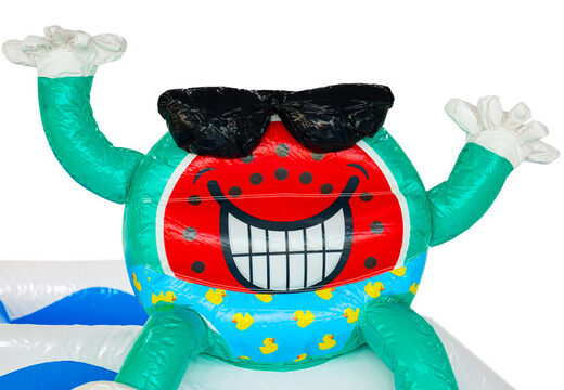Figura em 3D no castelo inflável Dubbelslide, melancia sorridente de sunga, tema Summer Party
