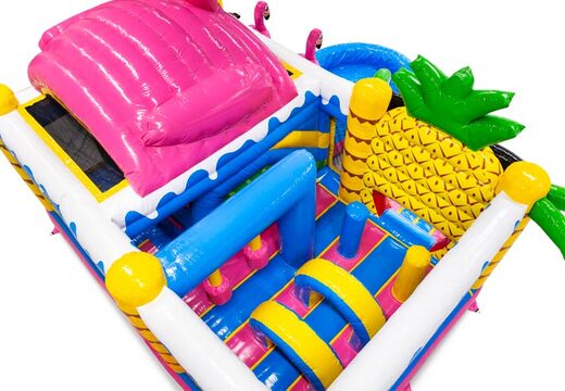 Interior do castelo insuflável com arcos, pilares e sacos de pancada à venda na JB