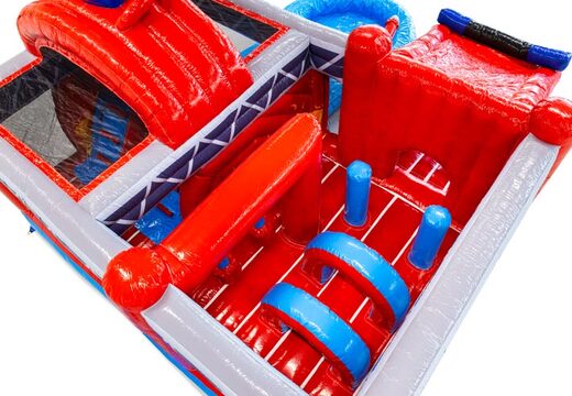 Interior do castelo insuflável com arcos, pilares e sacos de pancada à venda na JB