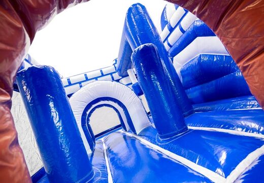 Interior do Castelo Inflável Dubbelslide Multiplay Azul Branco Marrom