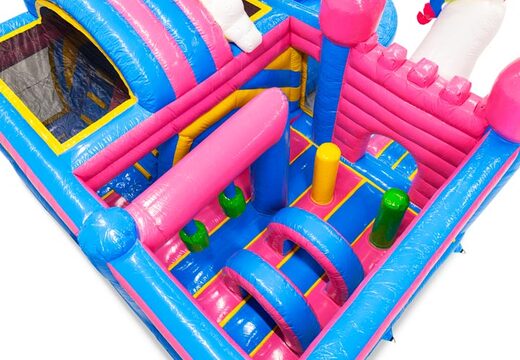 Interior do castelo inflável com arcos, pilares e sacos de pancada à venda na JB