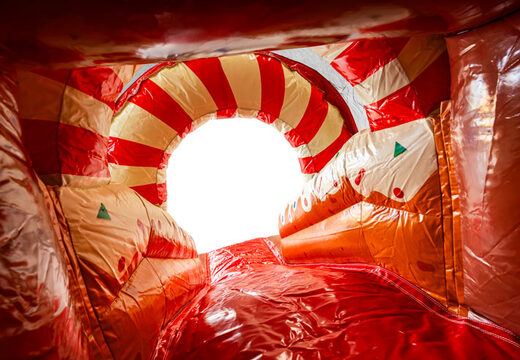 Escorrega do castelo insuflável com tema de gingerbread Multifun, vermelho e branco