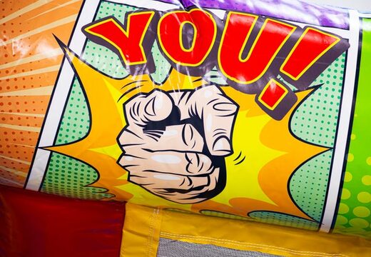 Castelo insuflável em tema de quadrinhos Midi Bounce, peça hoje na JB Inflatables