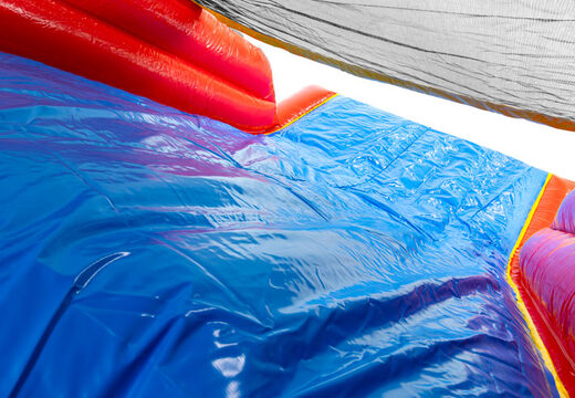 Pista de obstáculos inflável com gráficos de quadrinhos arrojados