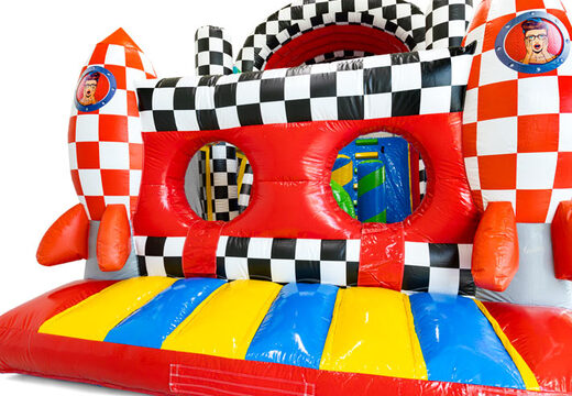 Pista de obstáculos com tema de quadrinhos para uma experiência inesquecível