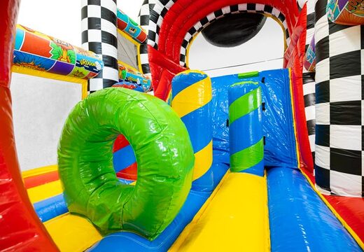 Gráficos detalhados de quadrinhos em uma impressionante pista de obstáculos