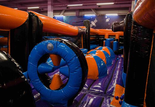 obstakel run bij een inflatable park gerealiseerd door JB Inflatables