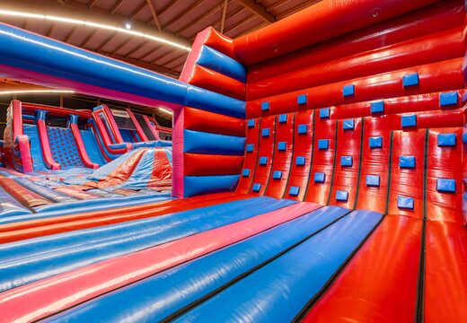 climb wall element voor een inflatable park gerealiseerd door jb inflatables