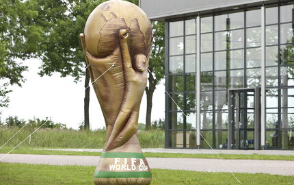 Compre uma ampliação de produto inflável do FIFA World Club 3D. Encomende objetos 3D infláveis ​​agora online na JB Insuflaveis Portugal