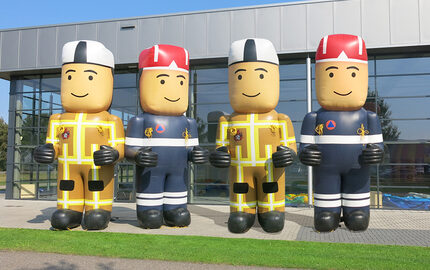 Compre bonecos infláveis ​​de bombeiro. Encomende o aumento do produto inflável agora online em JB Insuflaveis Portugal