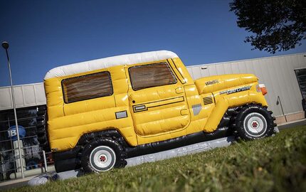 Gepersonaliseerde Toyota Land Cruiser Autobedrijf van der Linde springkussen in eigen huisstijl laten maken bij JB Promotions Nederland. Bestel nu online promotionele springkussens in alle soorten en maten