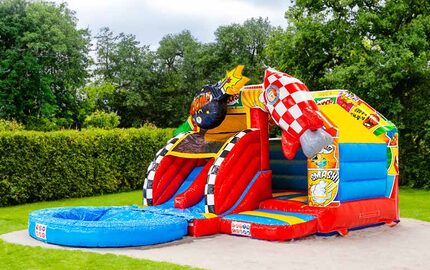 Banner para postagem de blog sobre castelos infláveis de escorrega duplo